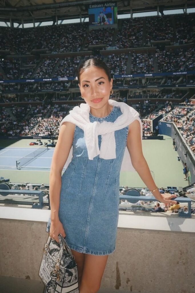 Ace your courtside style with these chic and comfortable US Open outfit ideas. Get inspired by effortless dresses, sporty separates, and classic tennis whites. US Open Outfit Tennis Spectator, US Open Outfit Tennis New York, US Open Outfits Women, US Open Outfit Ideas, US Open Outfit Aesthetic, Outfit Ideas For US Open, US Open Tennis Outfit Ideas, Tennis Outfit Ideas For Tournaments, Tennis Outfit Ideas For Tournaments