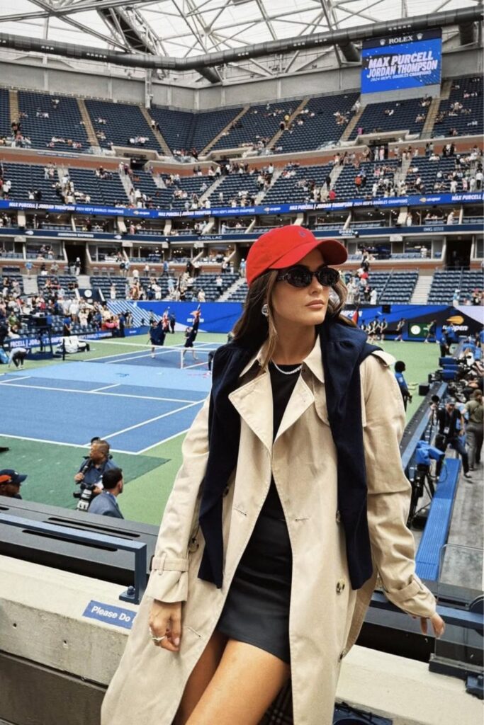 Ace your courtside style with these chic and comfortable US Open outfit ideas. Get inspired by effortless dresses, sporty separates, and classic tennis whites. US Open Outfit Tennis Spectator, US Open Outfit Tennis New York, US Open Outfits Women, US Open Outfit Ideas, US Open Outfit Aesthetic, Outfit Ideas For US Open, US Open Tennis Outfit Ideas, Tennis Outfit Ideas For Tournaments, Tennis Outfit Ideas For Tournaments