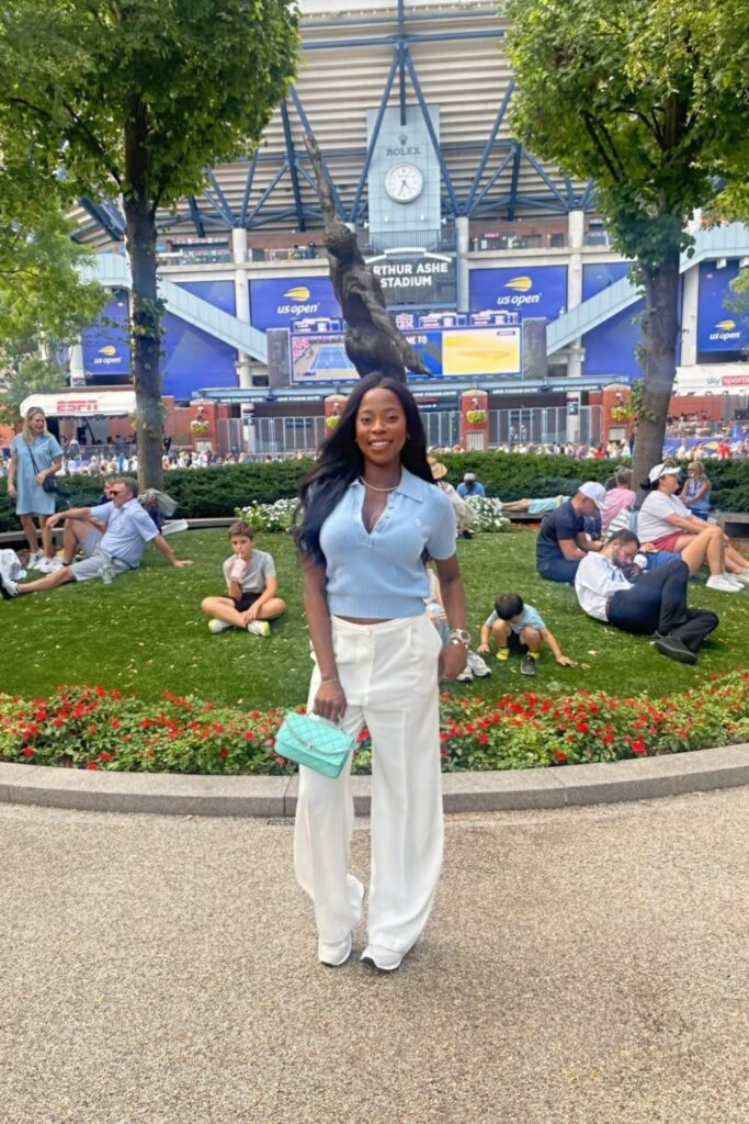 Ace your courtside style with these chic and comfortable US Open outfit ideas. Get inspired by effortless dresses, sporty separates, and classic tennis whites. US Open Outfit Tennis Spectator, US Open Outfit Tennis New York, US Open Outfits Women, US Open Outfit Ideas, US Open Outfit Aesthetic, Outfit Ideas For US Open, US Open Tennis Outfit Ideas, Tennis Outfit Ideas For Tournaments, Tennis Outfit Ideas For Tournaments