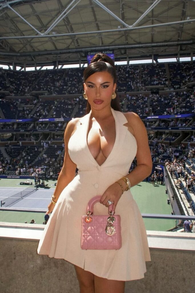 Ace your courtside style with these chic and comfortable US Open outfit ideas. Get inspired by effortless dresses, sporty separates, and classic tennis whites. US Open Outfit Tennis Spectator, US Open Outfit Tennis New York, US Open Outfits Women, US Open Outfit Ideas, US Open Outfit Aesthetic, Outfit Ideas For US Open, US Open Tennis Outfit Ideas, Tennis Outfit Ideas For Tournaments, Tennis Outfit Ideas For Tournaments
