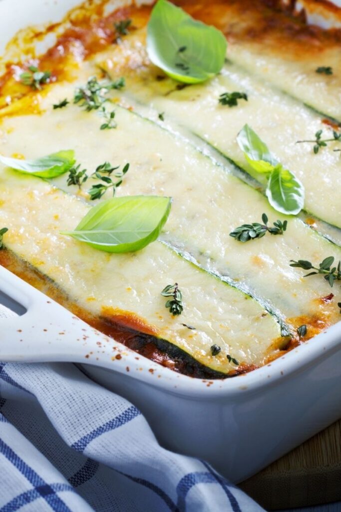 Discover 21 delicious zucchini recipes perfect for lunch or dinner! From crispy chips to hearty casseroles, these easy and flavorful dishes will make zucchini the star of your meals. Zucchini Recipes Healthy, Zucchini Recipes Air Fryer, Zucchini Bread Recipes, Zucchini Recipes Dinner, Zucchini Recipes Vegan, Squash And Zucchini Recipes, Chicken And Zucchini Recipes, Easy Zucchini Recipes, Vegan Zucchini Recipes, Roasted Zucchini Recipes, Zucchini Noodle Recipes, Zucchini Boat Recipes