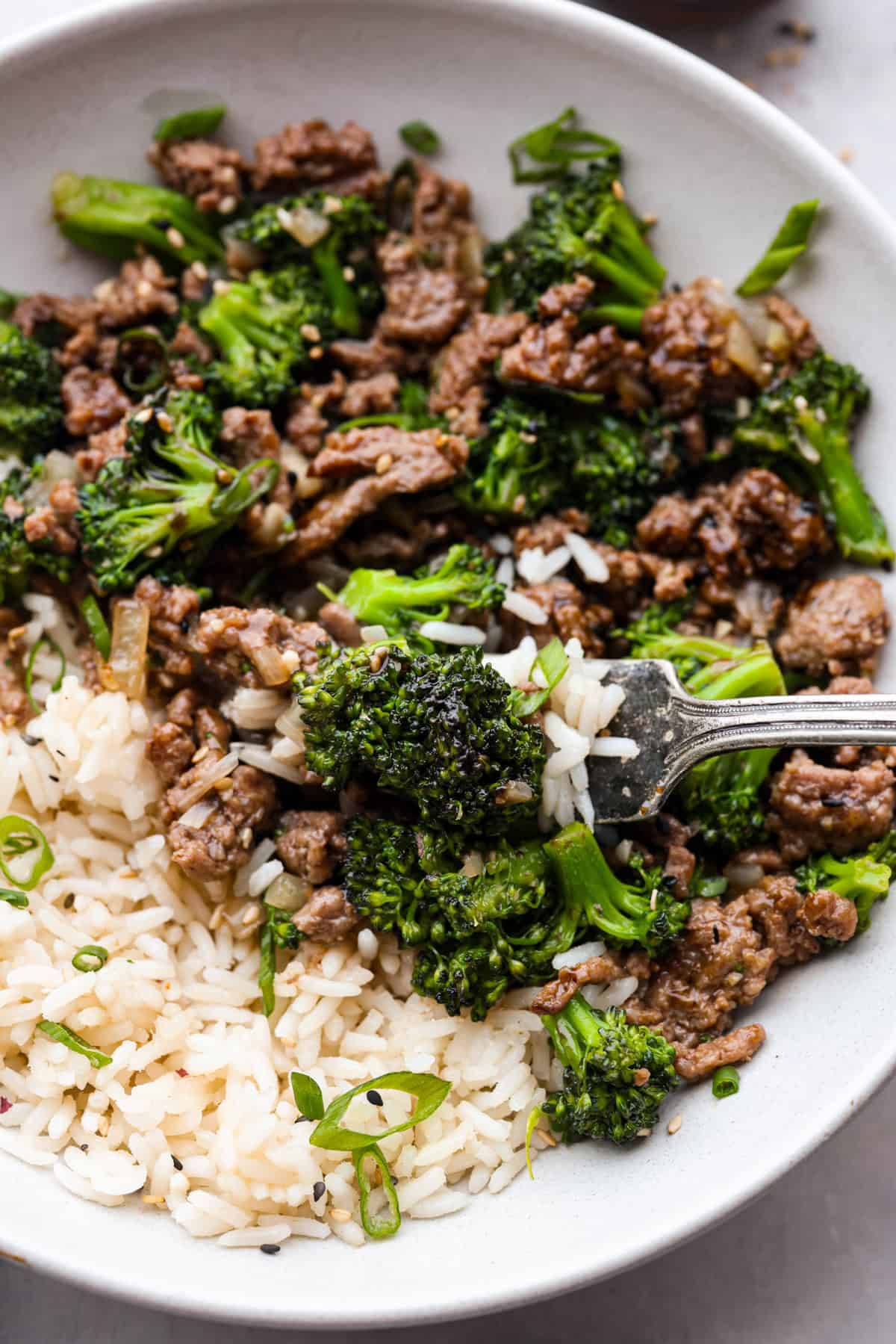 Discover 23 delicious beef recipes perfect for lunch or dinner! From hearty stews to quick stir-fries, these easy and flavorful dishes will elevate your meals.
Beef Recipes Asian, Beef Recipes Dinner, Beef Recipes For Dinner, Beef Recipes Easy, Vegetable Beef Soup Recipes, Recipes With Ground Beef, Recipes Using Ground Beef, Crockpot Beef Recipes, Beef Stir Fry Recipes, Quick And Easy Dinner Recipes With Ground Beef, Low Carb Ground Beef Recipes, Beef Brisket Recipes, Stew Beef Recipes