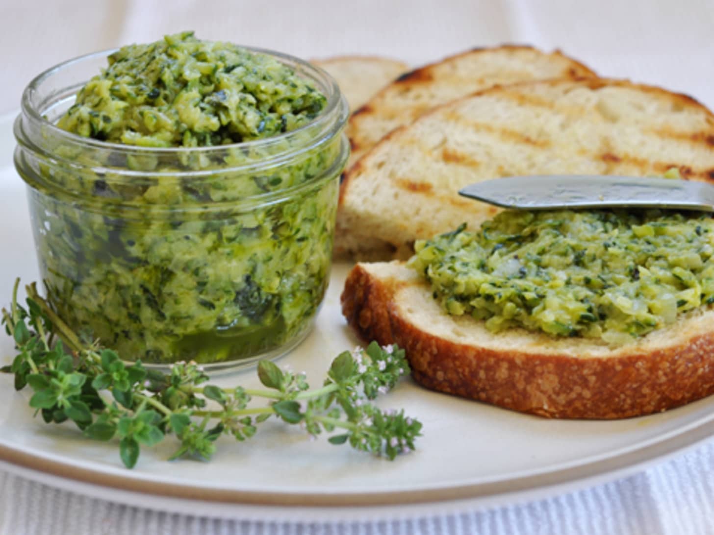 Discover 21 delicious zucchini recipes perfect for lunch or dinner! From crispy chips to hearty casseroles, these easy and flavorful dishes will make zucchini the star of your meals. Zucchini Recipes Healthy, Zucchini Recipes Air Fryer, Zucchini Bread Recipes, Zucchini Recipes Dinner, Zucchini Recipes Vegan, Squash And Zucchini Recipes, Chicken And Zucchini Recipes, Easy Zucchini Recipes, Vegan Zucchini Recipes, Roasted Zucchini Recipes, Zucchini Noodle Recipes, Zucchini Boat Recipes