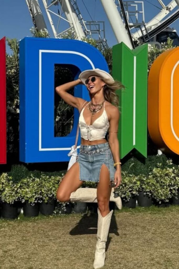 Get festival-ready with the best Coachella outfit ideas—boho looks, edgy styles, and statement pieces perfect for the desert vibe. Outfit Coachella, Coachella Outfit Aesthetic, Jennie Coachella Outfit, Coachella Festival Outfit, Coachella Outfit Ideas Women, Coachella Party Outfit, Coachella Outfit Ideas Bohemian, Coachella Outfit Plus Size, Coachella Outfit Boho, Coachella Cowgirl Outfit, Pink Coachella Outfit, Modest Coachella Outfit