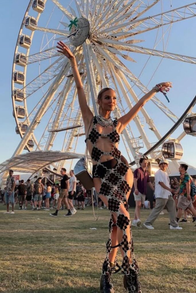 Get festival-ready with the best Coachella outfit ideas—boho looks, edgy styles, and statement pieces perfect for the desert vibe. Outfit Coachella, Coachella Outfit Aesthetic, Jennie Coachella Outfit, Coachella Festival Outfit, Coachella Outfit Ideas Women, Coachella Party Outfit, Coachella Outfit Ideas Bohemian, Coachella Outfit Plus Size, Coachella Outfit Boho, Coachella Cowgirl Outfit, Pink Coachella Outfit, Modest Coachella Outfit