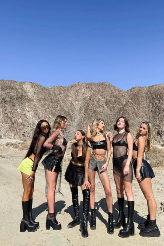 Get festival-ready with the best Coachella outfit ideas—boho looks, edgy styles, and statement pieces perfect for the desert vibe. Outfit Coachella, Coachella Outfit Aesthetic, Jennie Coachella Outfit, Coachella Festival Outfit, Coachella Outfit Ideas Women, Coachella Party Outfit, Coachella Outfit Ideas Bohemian, Coachella Outfit Plus Size, Coachella Outfit Boho, Coachella Cowgirl Outfit, Pink Coachella Outfit, Modest Coachella Outfit
