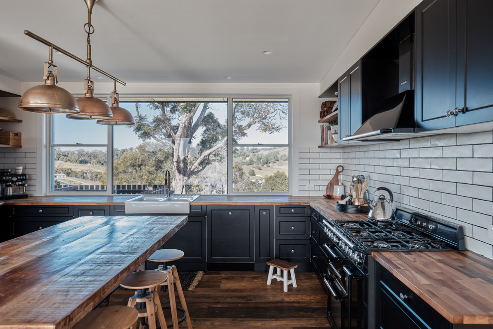 Charming farmhouse kitchen ideas to inspire your dream space. From rustic wood beams to cozy open shelving, get tips and stunning design inspiration. Rustic Farmhouse Kitchen, Old Farmhouse Kitchen Ideas, Farmhouse Kitchen Decor, Modern Farmhouse Kitchen, Small Farmhouse Kitchen, Moody, Farmhouse Kitchen Island, Farmhouse Kitchen Cabinets, Farmhouse Kitchen Design, Farmhouse Kitchen Table, European Farmhouse Kitchen, Coastal Farmhouse Kitchen, Country Kitchen Ideas Farmhouse Style