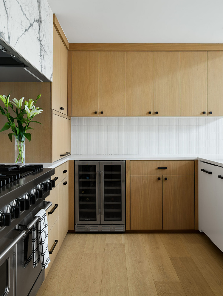 Explore beautiful Scandinavian kitchen ideas that blend minimalist style with cozy charm. Get inspired by real designs featuring light woods, clean lines, and clever storage solutions! , Scandinavian Kitchen Design, Modern Scandinavian Kitchen, Scandinavian Interior Kitchen, Scandinavian Kitchen Ideas, Small Scandinavian Kitchen, Kitchen Inspiration Scandinavian, White Kitchen Ideas Scandinavian, Scandinavian Kitchen Cabinets, Scandinavian Farmhouse Kitchen, Scandinavian Kitchen Island