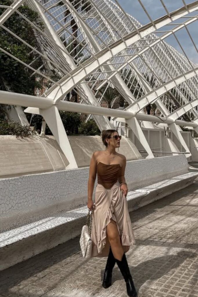 The best Spain outfit ideas for your next vacation—from breezy dresses to chic neutral sets. Get inspired with stylish looks perfect for Mallorca, Marbella, Ibiza, and beyond. Barcelona Spain Outfits, Spain Travel Outfits, Seville Spain Outfits, Spain Style Outfits, Outfits For Spain, Spain Vacation Outfits, Summer In Spain Outfits, Spain Summer Outfit, Madrid Spain Outfit Idea, Spain Jersey Outfit, Mallorca Spain Outfit, Spain Holiday Outfit