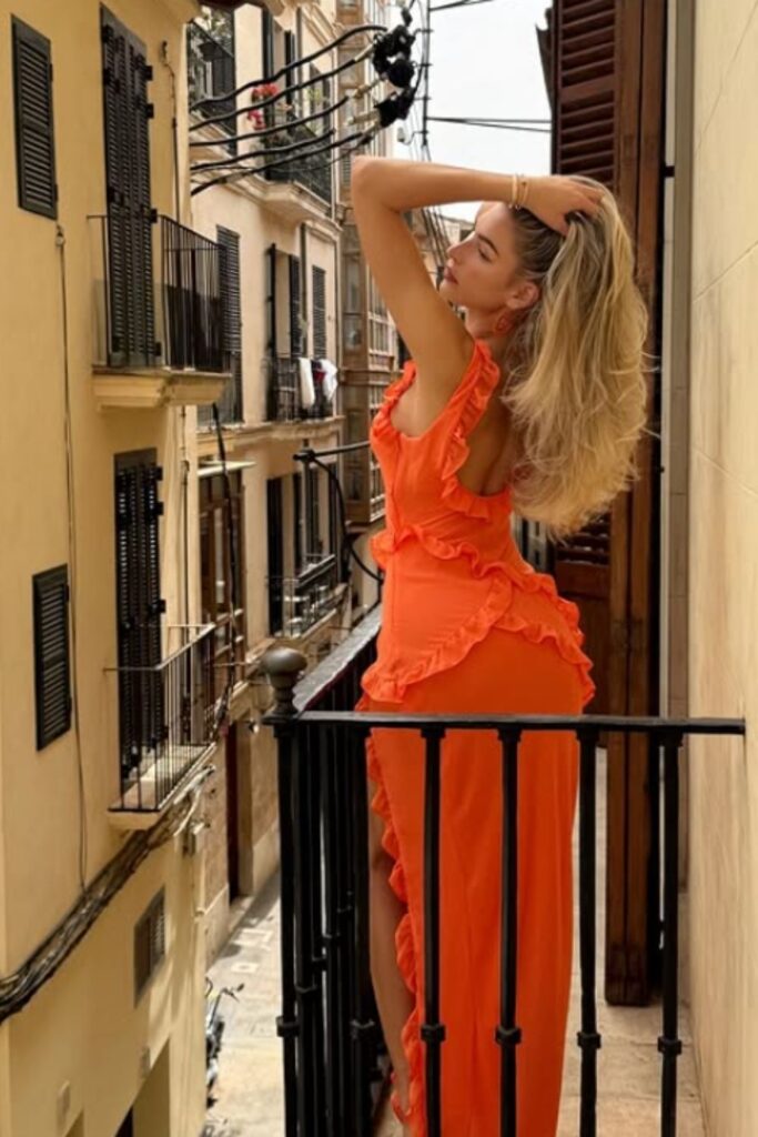 The best Spain outfit ideas for your next vacation—from breezy dresses to chic neutral sets. Get inspired with stylish looks perfect for Mallorca, Marbella, Ibiza, and beyond. Barcelona Spain Outfits, Spain Travel Outfits, Seville Spain Outfits, Spain Style Outfits, Outfits For Spain, Spain Vacation Outfits, Summer In Spain Outfits, Spain Summer Outfit, Madrid Spain Outfit Idea, Spain Jersey Outfit, Mallorca Spain Outfit, Spain Holiday Outfit