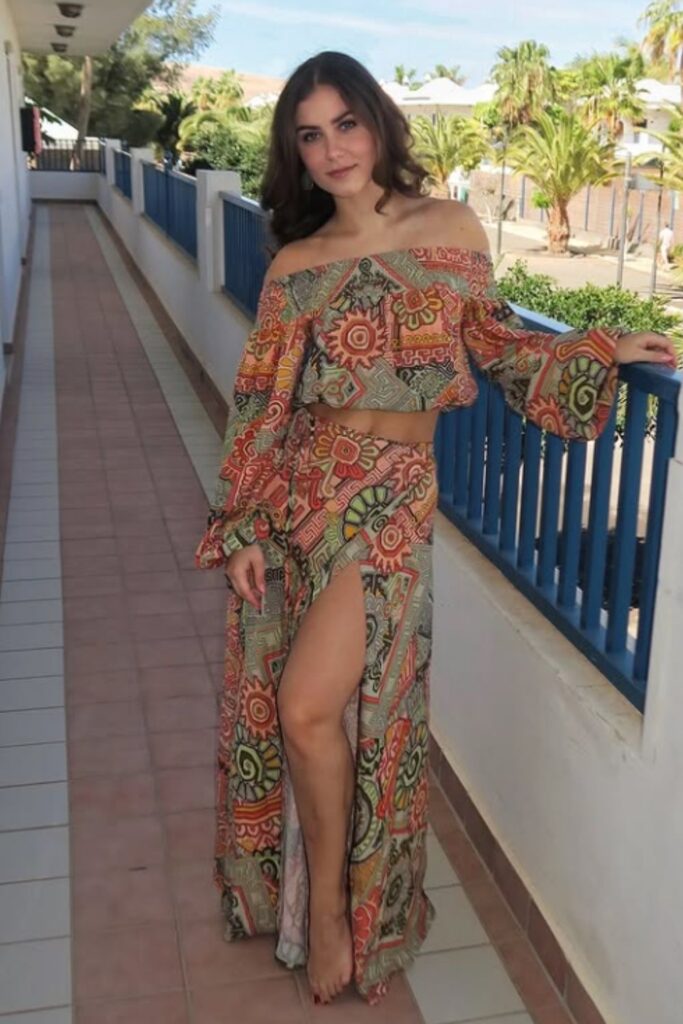 The best Spain outfit ideas for your next vacation—from breezy dresses to chic neutral sets. Get inspired with stylish looks perfect for Mallorca, Marbella, Ibiza, and beyond. Barcelona Spain Outfits, Spain Travel Outfits, Seville Spain Outfits, Spain Style Outfits, Outfits For Spain, Spain Vacation Outfits, Summer In Spain Outfits, Spain Summer Outfit, Madrid Spain Outfit Idea, Spain Jersey Outfit, Mallorca Spain Outfit, Spain Holiday Outfit