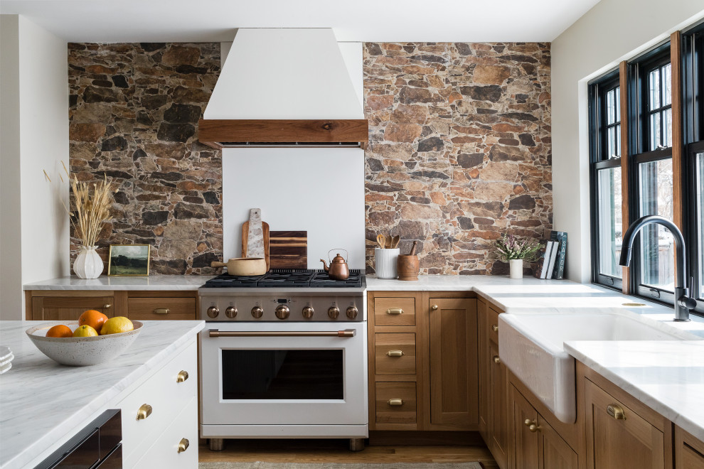 Gorgeous stone backsplash kitchen ideas to transform your space. From rustic farmhouse to modern elegance, get inspired with stylish, functional designs perfect for any home. Stone Backsplash Kitchen, Natural Stone Backsplash Kitchen, Stone Backsplash Kitchen Rustic, Stone Veneer Backsplash, White Stone Backsplash, Kitchen With Stone Backsplash, Faux Stone Backsplash Kitchen, White Stone Backsplash Kitchen