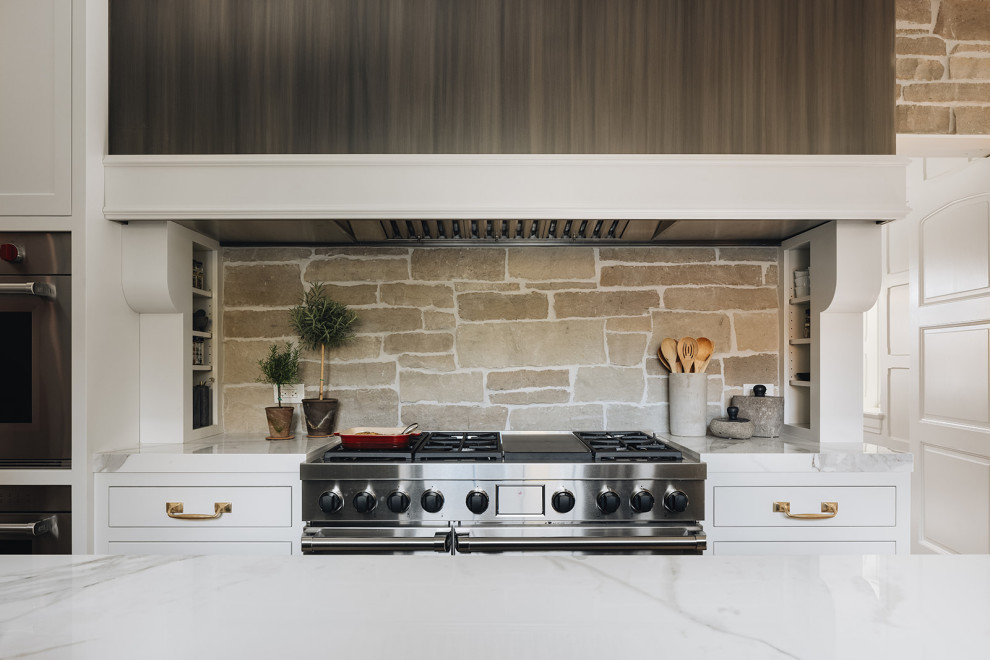 Gorgeous stone backsplash kitchen ideas to transform your space. From rustic farmhouse to modern elegance, get inspired with stylish, functional designs perfect for any home. Stone Backsplash Kitchen, Natural Stone Backsplash Kitchen, Stone Backsplash Kitchen Rustic, Stone Veneer Backsplash, White Stone Backsplash, Kitchen With Stone Backsplash, Faux Stone Backsplash Kitchen, White Stone Backsplash Kitchen