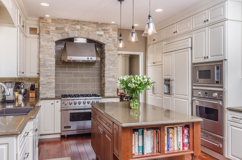 Gorgeous stone backsplash kitchen ideas to transform your space. From rustic farmhouse to modern elegance, get inspired with stylish, functional designs perfect for any home. Stone Backsplash Kitchen, Natural Stone Backsplash Kitchen, Stone Backsplash Kitchen Rustic, Stone Veneer Backsplash, White Stone Backsplash, Kitchen With Stone Backsplash, Faux Stone Backsplash Kitchen, White Stone Backsplash Kitchen